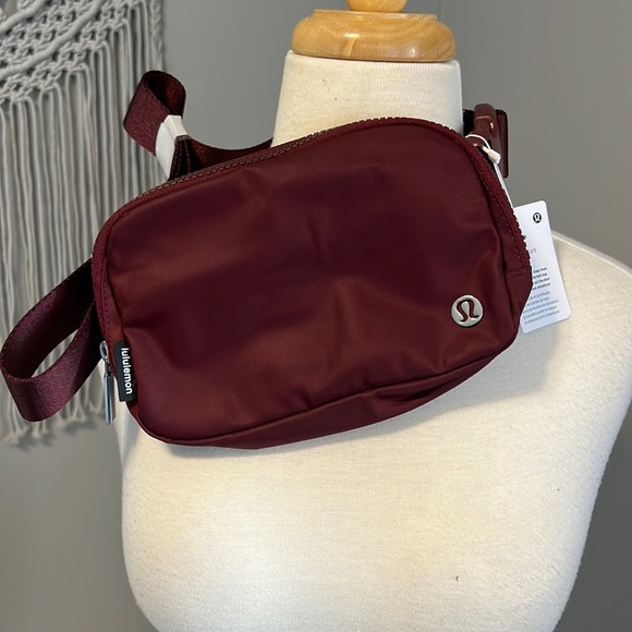 lululemon athletica Handbags - Lululemon Everywhere Belt bag NWT